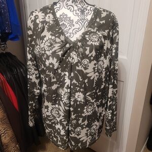 Liz Claiborne Green/Grey and White Floral Blouse